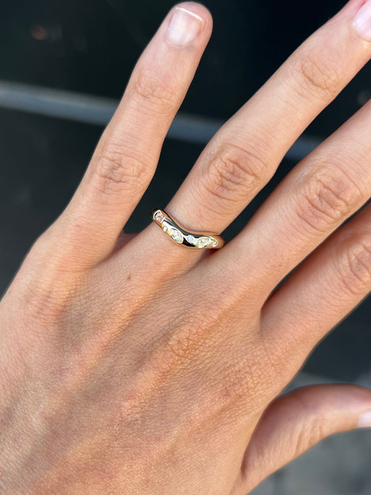 curve ring 02 x SCATTERED STONES